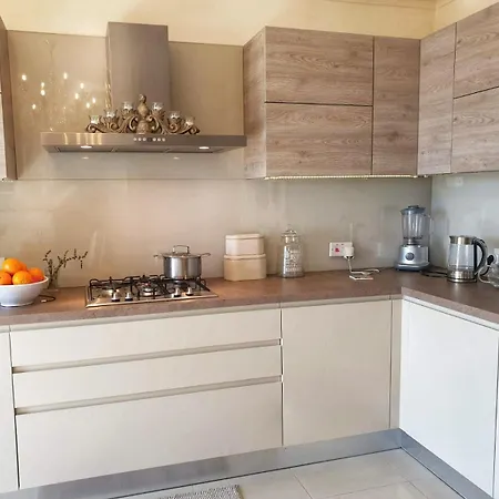Apartment 2 Bedroom Close To Centre & Seafront