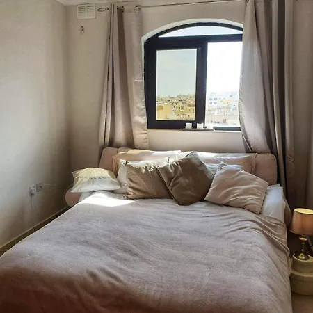 2 Bedroom Close To Centre & Seafront * Сент-Полс-Бей